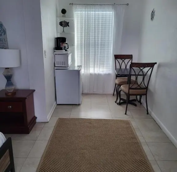 استودیوی استاندارد, Golden Sand Oceanfront