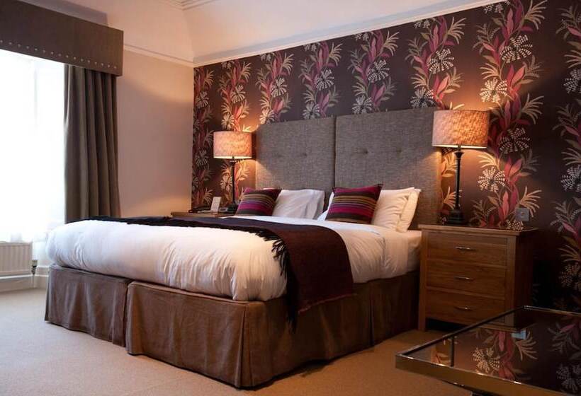 חדר משפחתי, The Townhouse