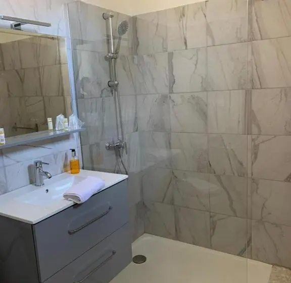 キングサイズベッドのスタンダードルーム, Hôtel Restaurant La Plage