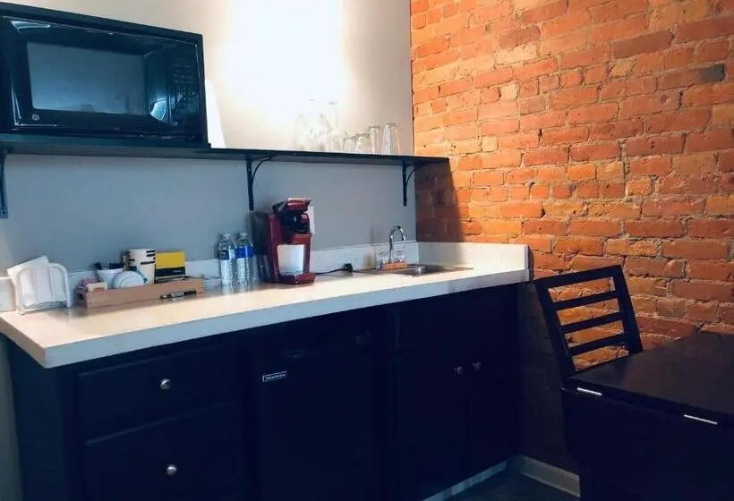 スタンダードスタジオ, Lodging At The Gaffer Inn