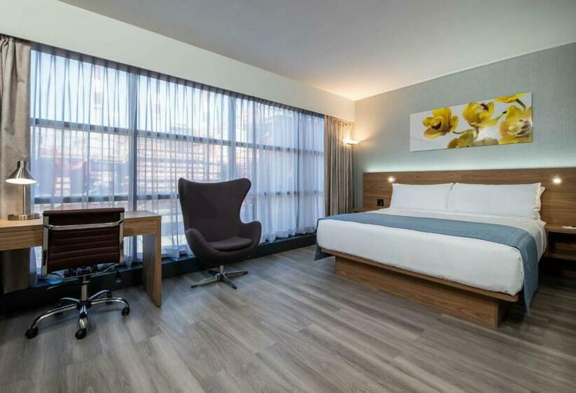 适合残疾人士使用的带超级大床的标准间, Wingate By Wyndham Long Island City