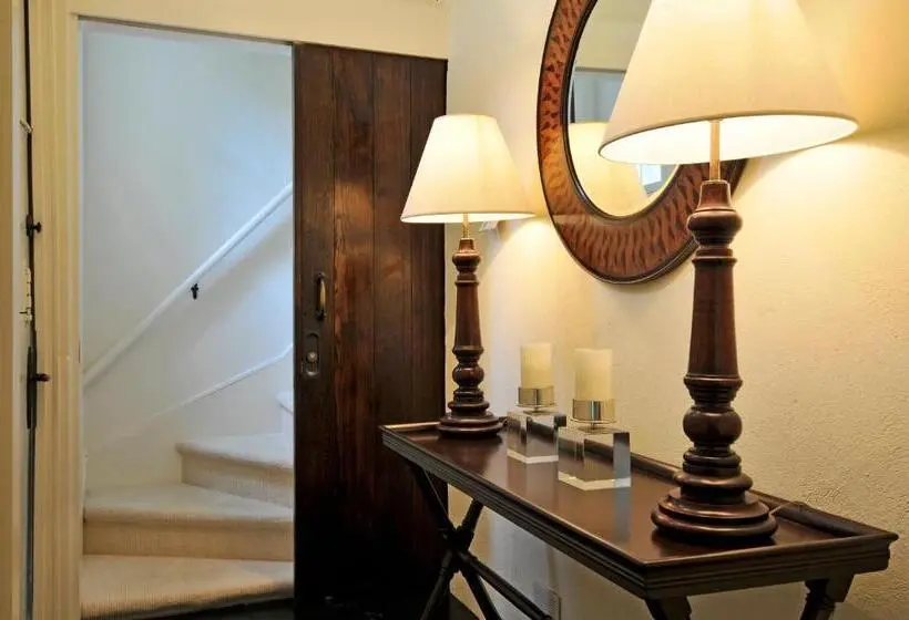 اتاق لوکس با تخت بزرگ, The Baker House 1650