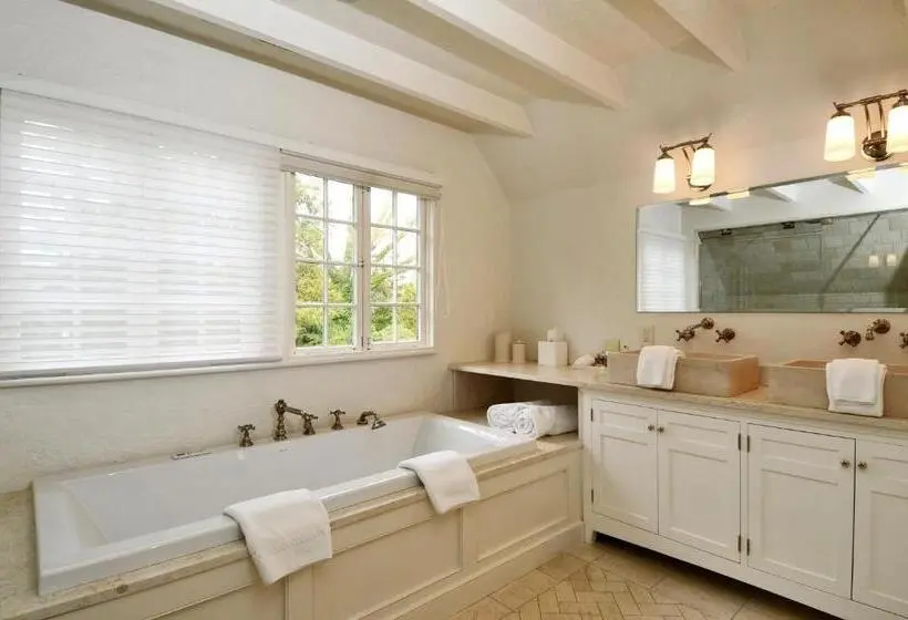 اتاق لوکس با تخت بزرگ, The Baker House 1650