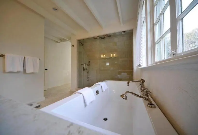 اتاق لوکس با تخت بزرگ, The Baker House 1650