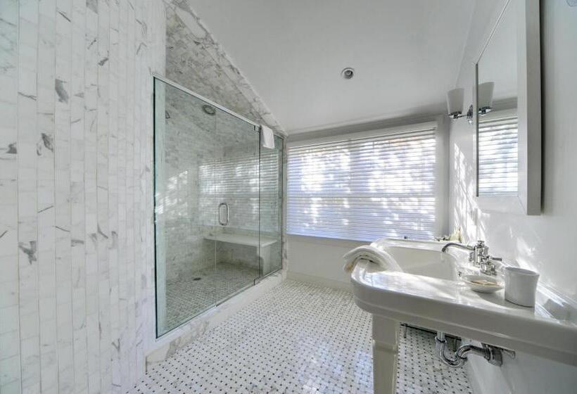 غرفة قياسية مطلّة علي حمام السباحة, The Baker House 1650