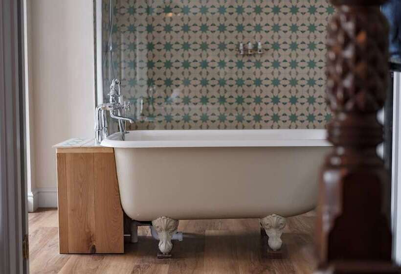 디럭스 룸, The Bull