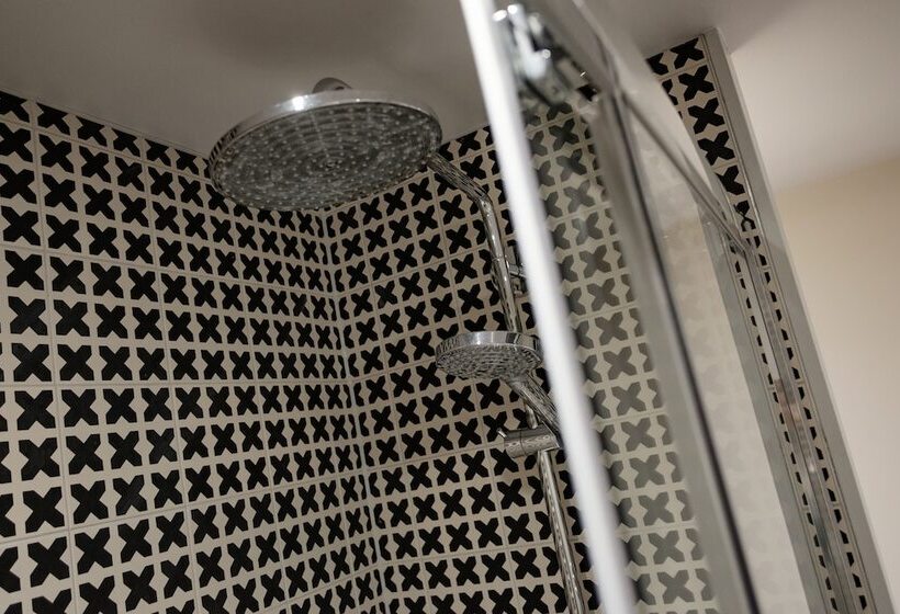 디럭스 룸, The Bull