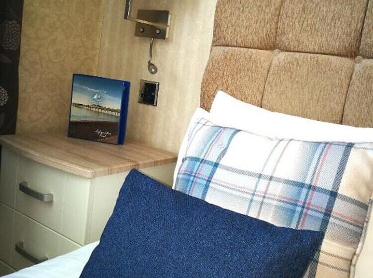 اتاق خانوادگی, Torbay Court