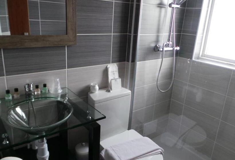 חדר משפחתי, Torbay Court