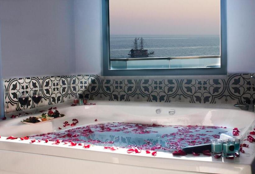 מיטת קינג בסוויטה, Livaneli Boutique Otel