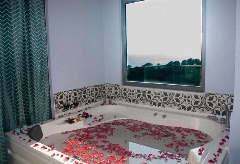 מיטת קינג בסוויטה, Livaneli Boutique Otel