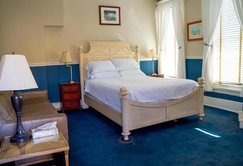 اتاق لوکس, Brasswood Inn