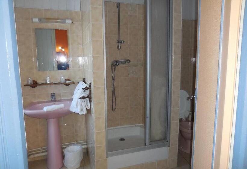 标准三人间, De La Gare