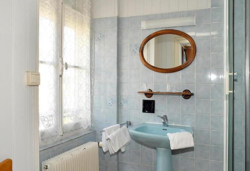 家庭间, De La Gare