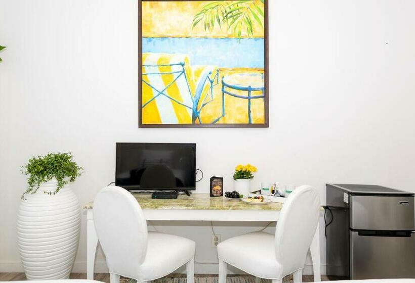 סטודיו סופריור, Norman S Hotel And Dining