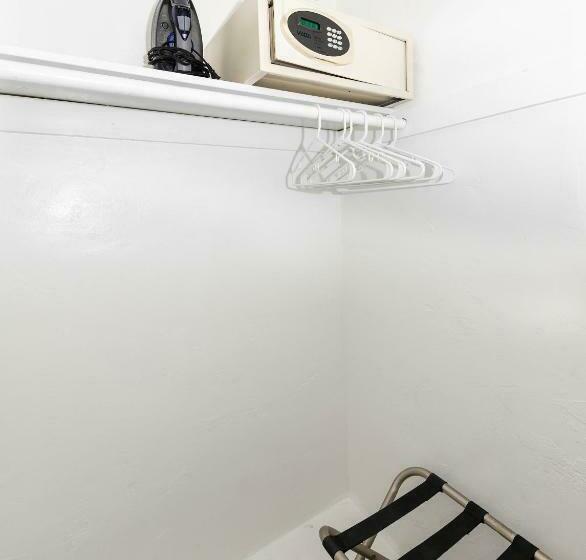 סטודיו סופריור, Norman S Hotel And Dining