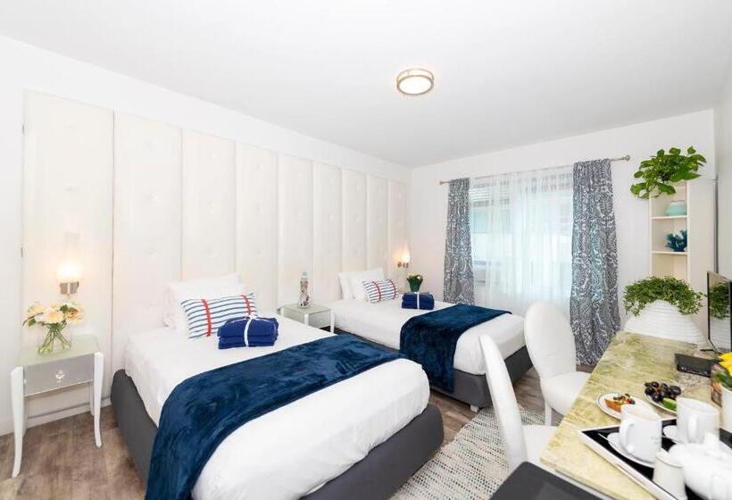 סטודיו סופריור, Norman S Hotel And Dining