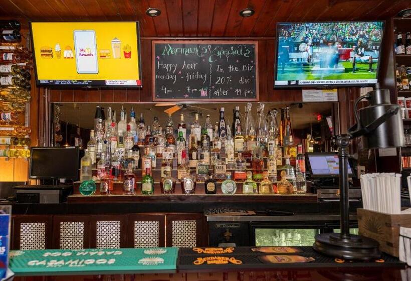 סטודיו סופריור, Norman S Hotel And Dining