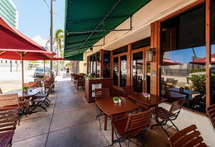 סטודיו סופריור, Norman S Hotel And Dining