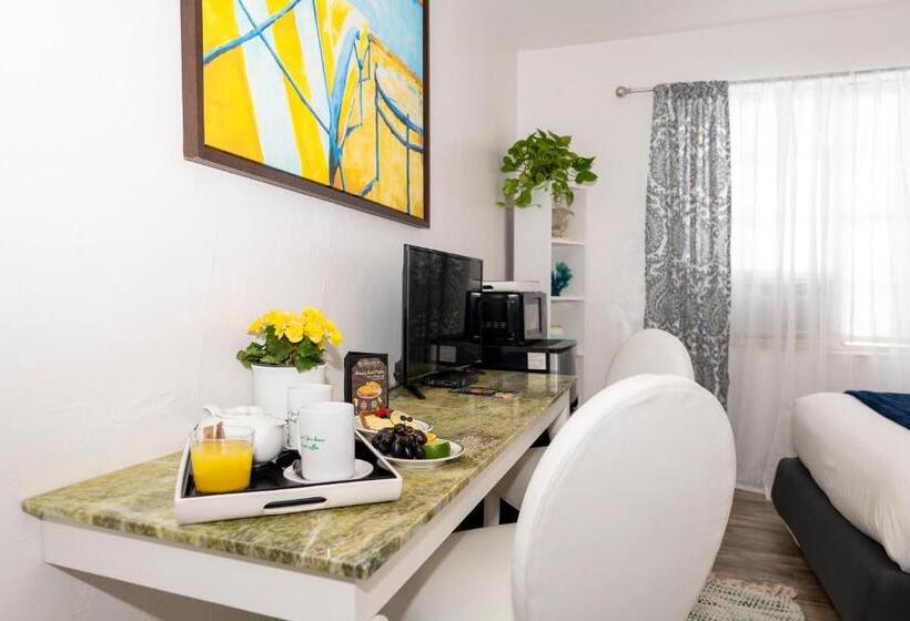 إستديو عائلى, Norman S Hotel And Dining