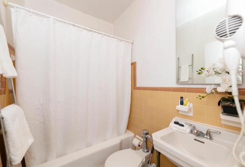 סטודיו משפחתי, Norman S Hotel And Dining