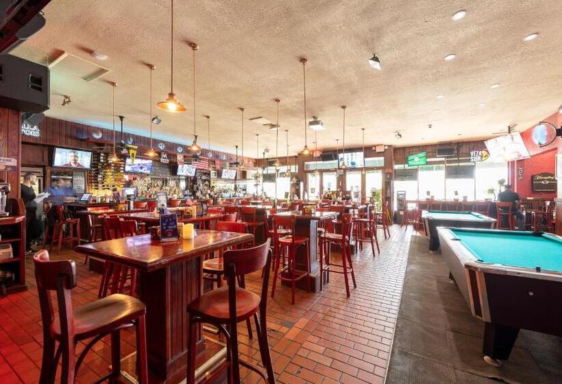 סטודיו משפחתי, Norman S Hotel And Dining