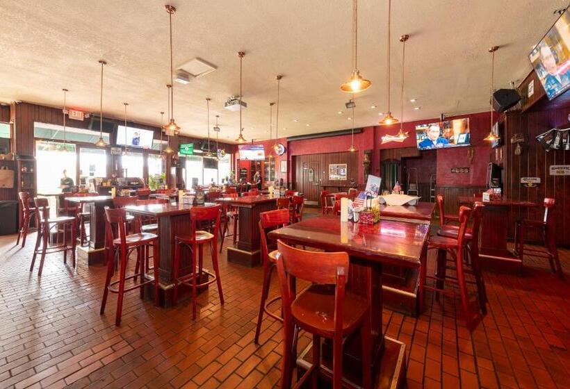 סטודיו משפחתי, Norman S Hotel And Dining