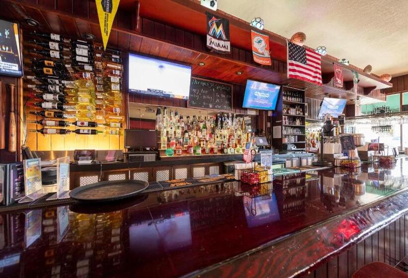 סטודיו משפחתי, Norman S Hotel And Dining