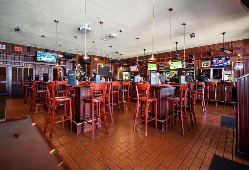 סטודיו משפחתי, Norman S Hotel And Dining