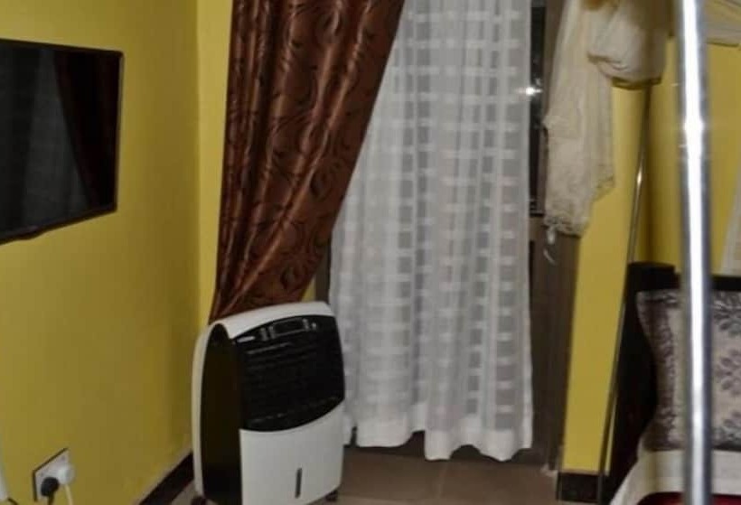 اتاق عادی یک تخته, Strikers