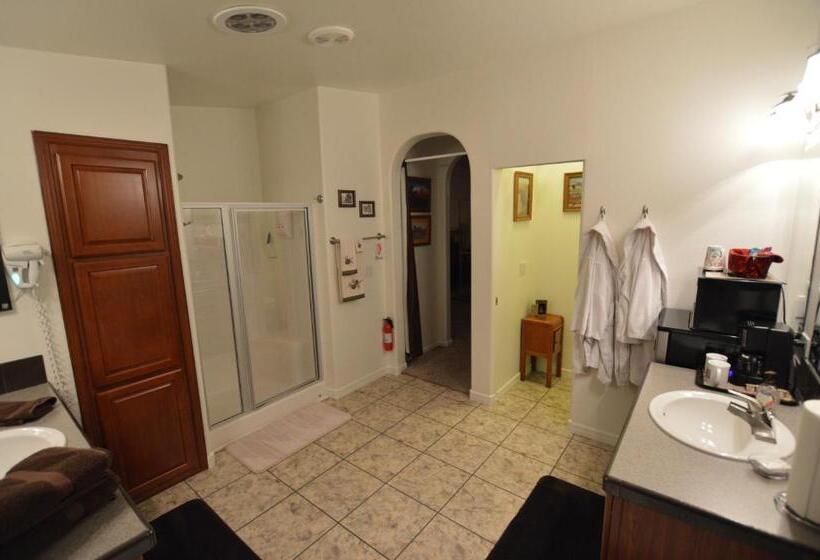 غرفة سوبيريور سرير كينج, The Bear S Den B&b