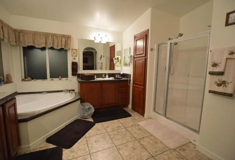 اتاق سوپریور با تخت بزرگ, The Bear S Den B&b