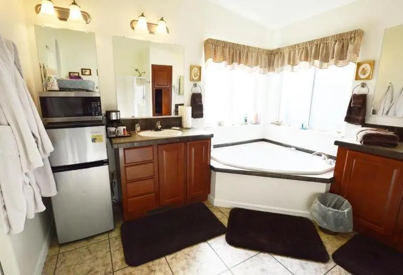 اتاق سوپریور با تخت بزرگ, The Bear S Den B&b