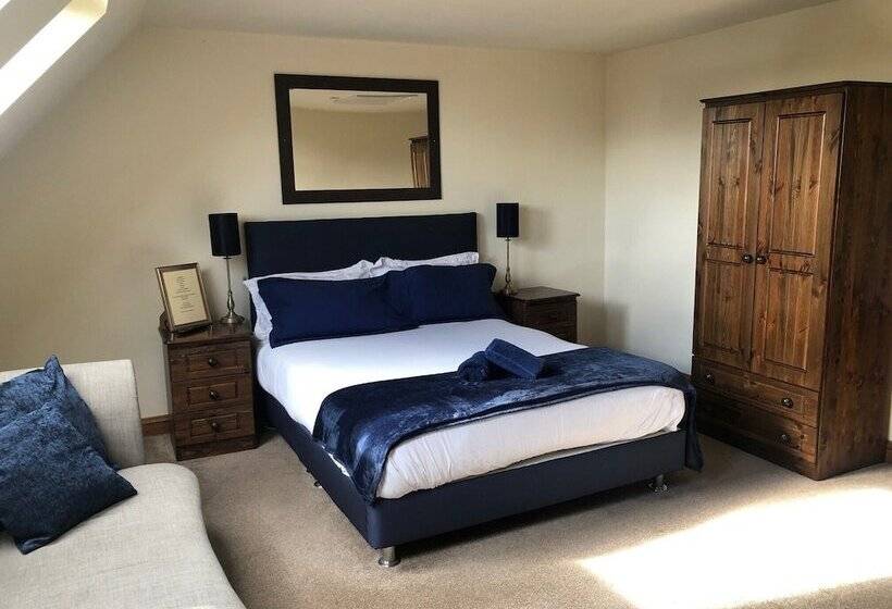 חדר אקזקיוטיב, The Ship Inn