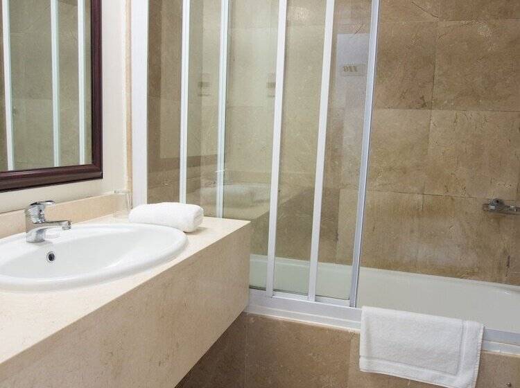 标准三人间, Albany