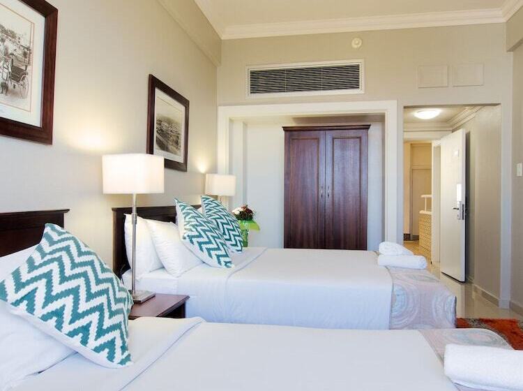 标准三人间, Albany