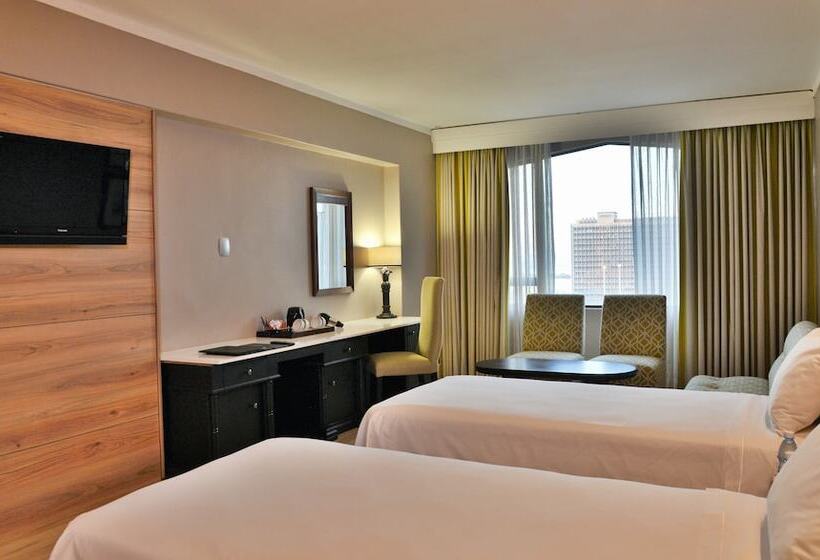 חדר משפחתי, The Capetonian   Halal