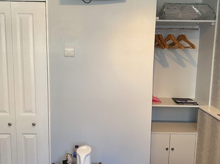 标准单人间, Inglewood Guest House