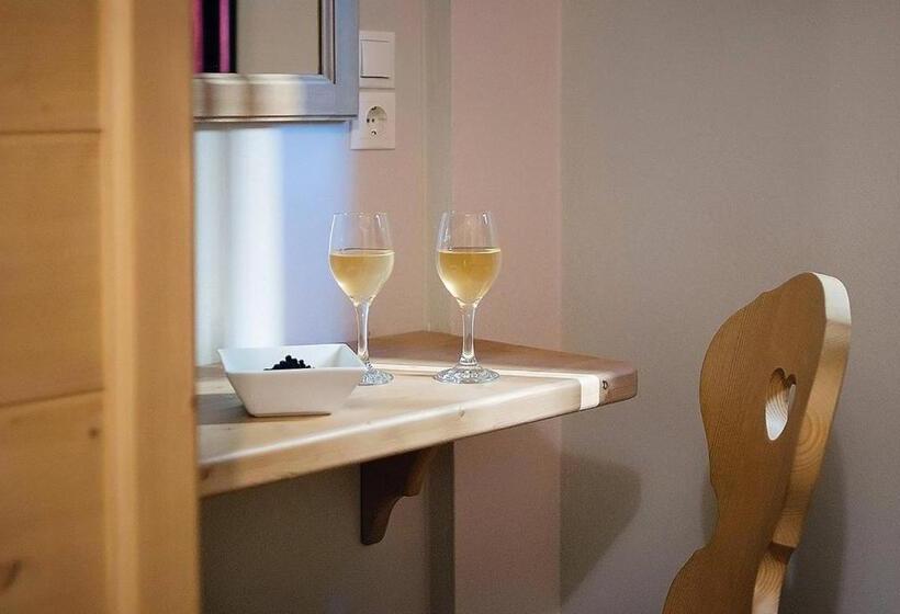 דירת חדר, Alpine Aria