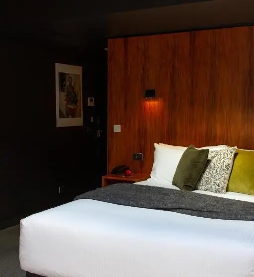 اتاق دلوکس مخصوص معلولین, Moss
