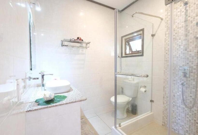 اتاق لوکس سه تخته, Hyde Tide Guesthouse