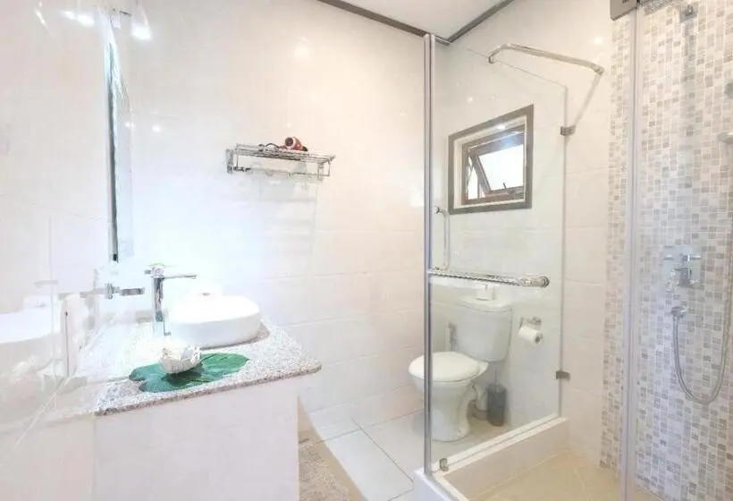 اتاق لوکس سه تخته, Hyde Tide Guesthouse