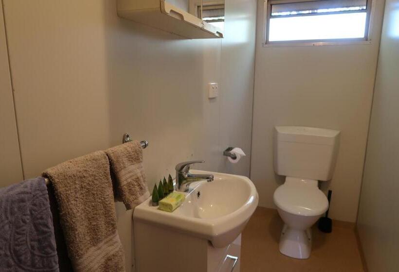 اتاق اکونومی, Mud Crab Motel