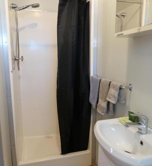 اتاق اکونومی, Mud Crab Motel