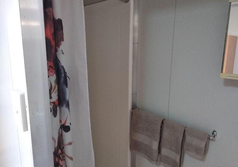 اتاق استاندارد یک نفره, Mud Crab Motel