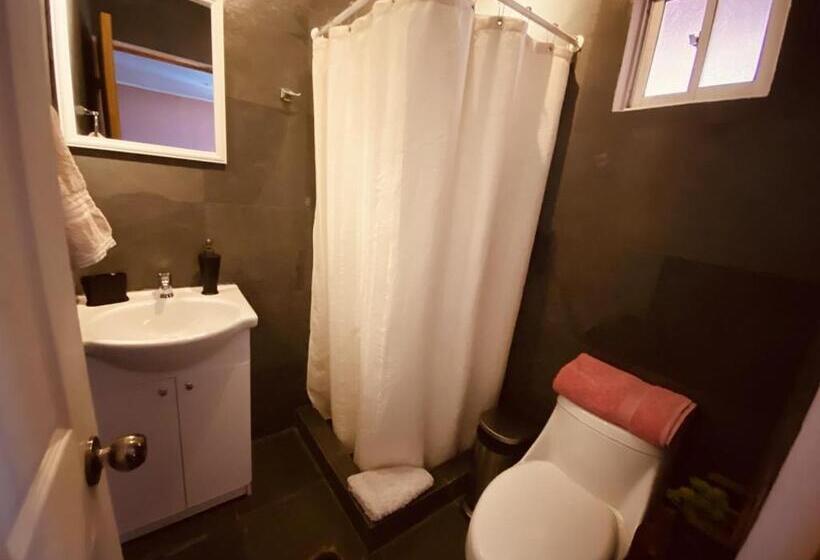 标准三人间, Hostal Katari