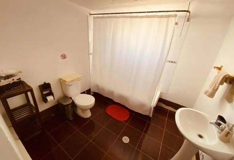 اتاق استاندارد چهار تخته, Hostal Katari