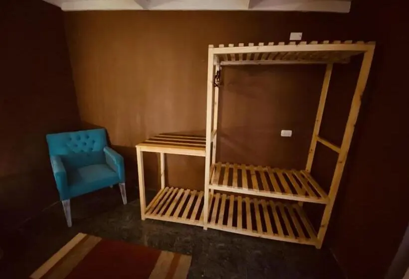 اتاق استاندارد چهار تخته, Hostal Katari