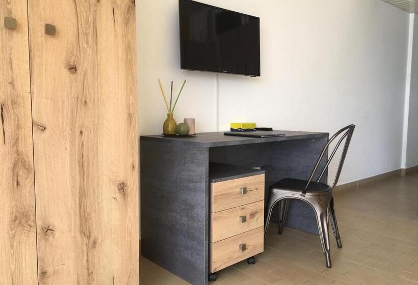 اتاق لوکس با بالکن و چشم‌انداز دریا, St Paul Resort
