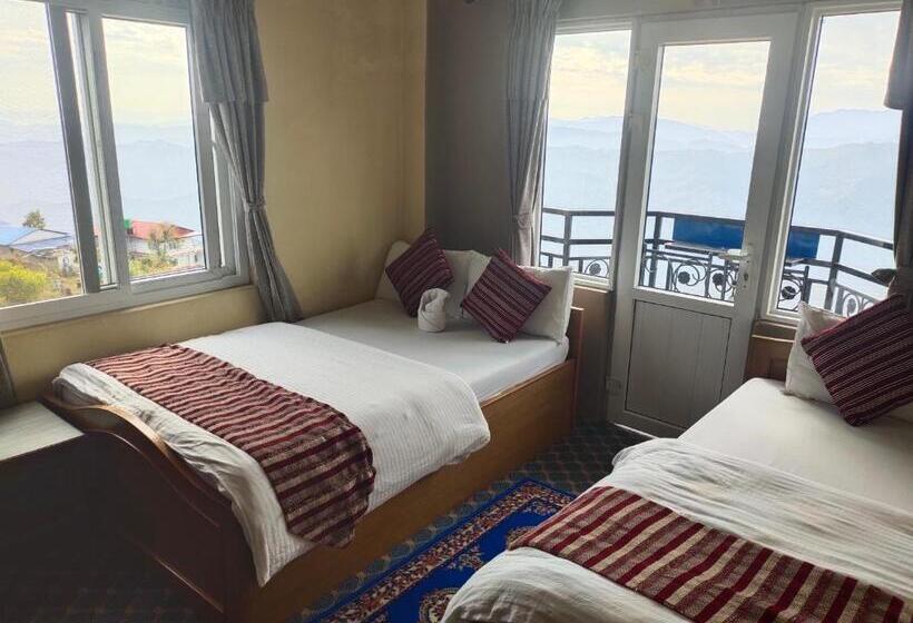 اتاق استاندارد سه تخته با بالکن, High Ground Inn Sarangkot